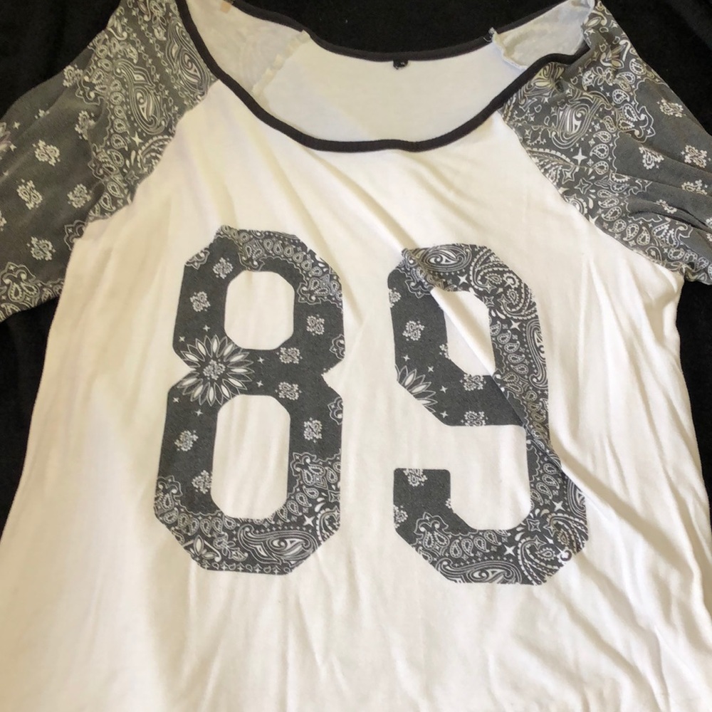 Number and sleeve detailed casual baseball shirt